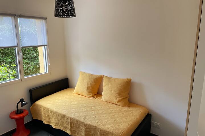 寝室4、完全に分離可能な引き出し式ベッド、90 x 190ベッド2台