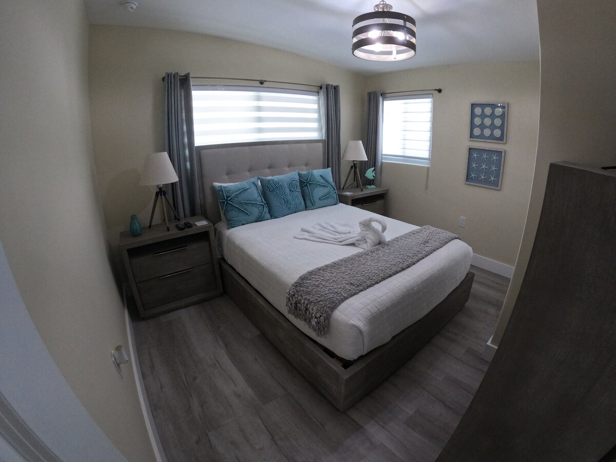 Chumba cha 2 cha kulala kilicho na kitanda na televisheni yenye televisheni ya comcast/televisheni mahiri