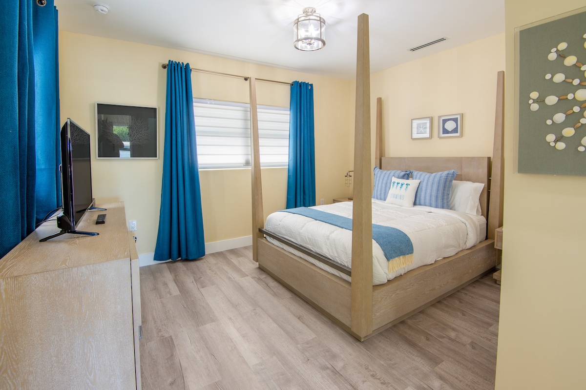 Chumba cha kulala cha Master kilicho na kitanda cha ukubwa wa Queen