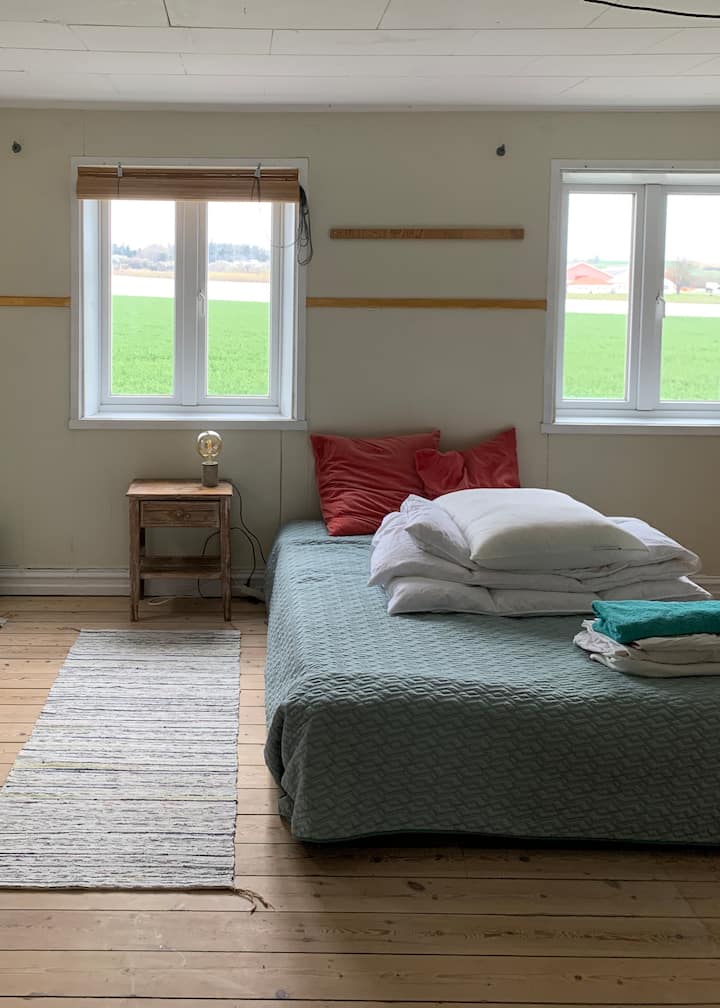 Chambre 2. La plus grande chambre avec son propre poêle à bois et balcon.
Taille du lit : 140x200