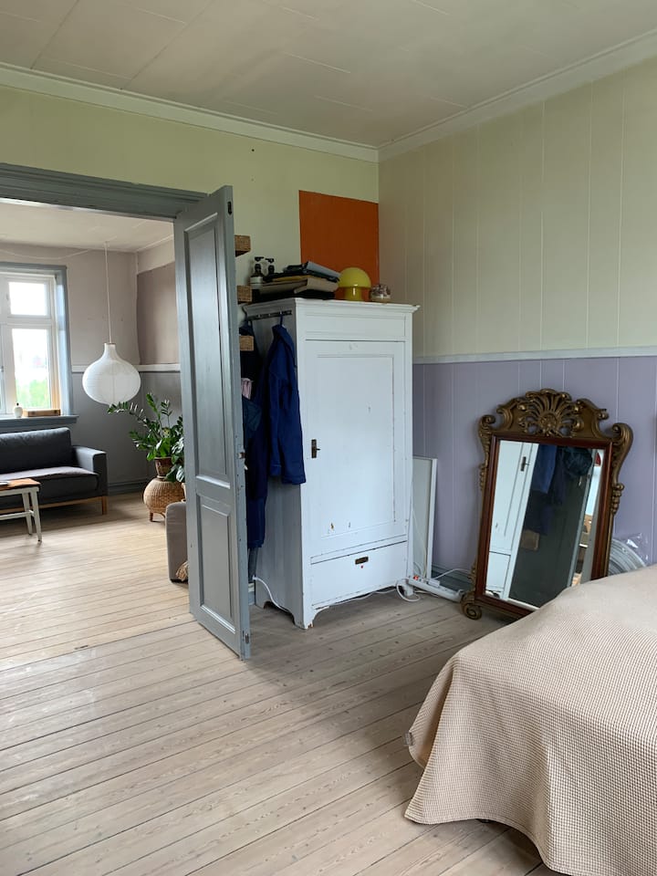 (Chambre 4)
Vue sur le séjour.