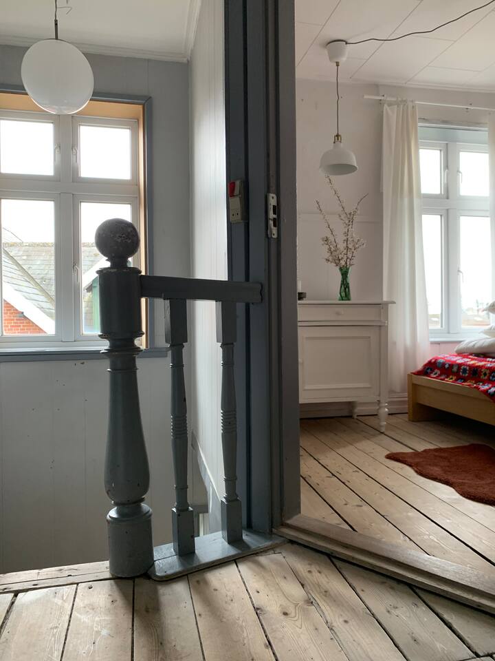 Vue sur la petite chambre ensoleillée au 1er étage.