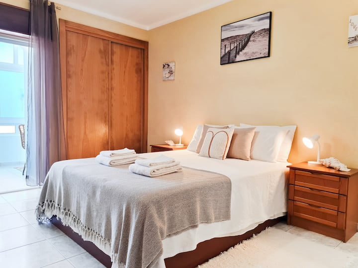 Quarto com Cama de Casal, Casa de Banho Privada, Varanda Fechada e Ar Condicionado |
Quarto com Cama de Casal, Casa de Banho Privada, Marquise e Ar Condicionado
