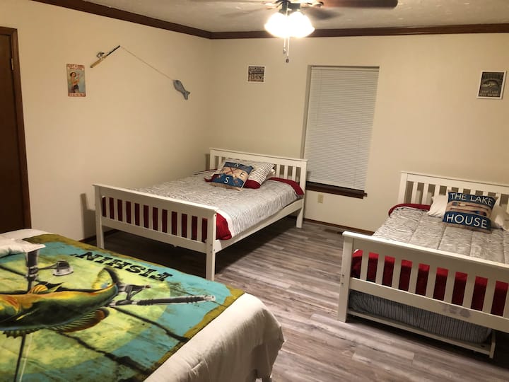 Dormitorio de repuesto: tres camas de matrimonio y una cama nido doble