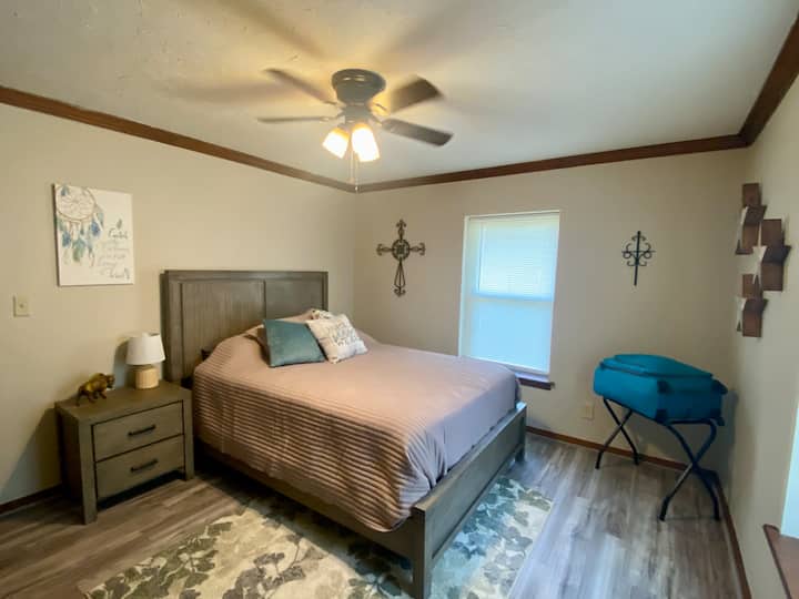 Dormitorio de repuesto: cama tamaño queen