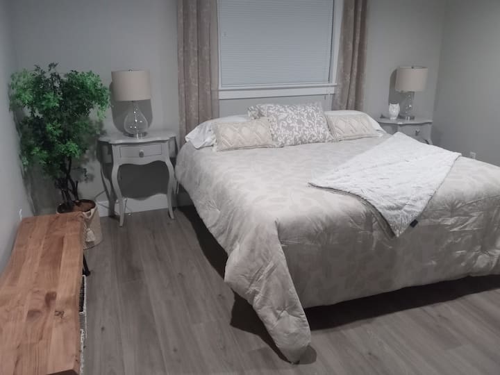 Spálňa č.1 1
manželská posteľ
1 samostatná posteľ