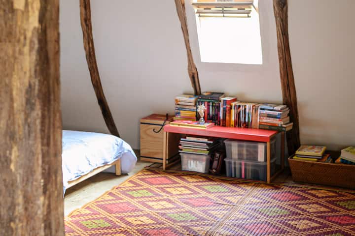 Chumba cha watoto,  kilicho kwenye dari, chumba pekee katika nyumba ambacho bado hakijakarabatiwa kabisa. 
