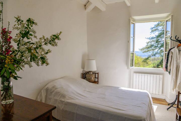 Chumba cha kulala, kilicho kwenye ghorofa ya 1. Kitanda kilicho na godoro la asili la latex. Bafu liko wazi kwa chumba cha kulala.

