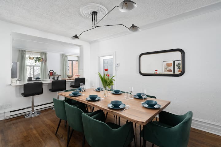 Unique ,Old, Montreal, Parking & Patio 10 Guests gallery image 2