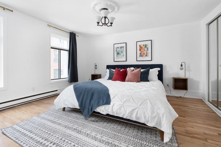 Unique ,Old, Montreal, Parking & Patio 10 Guests gallery image 3