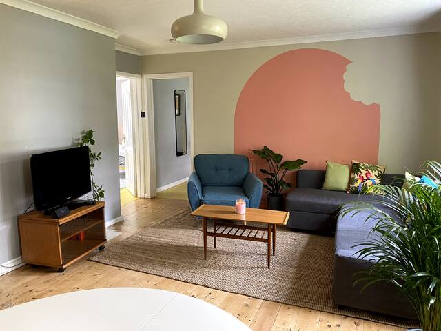 Comfortable 2 Bed Flat in beautiful area near Sale