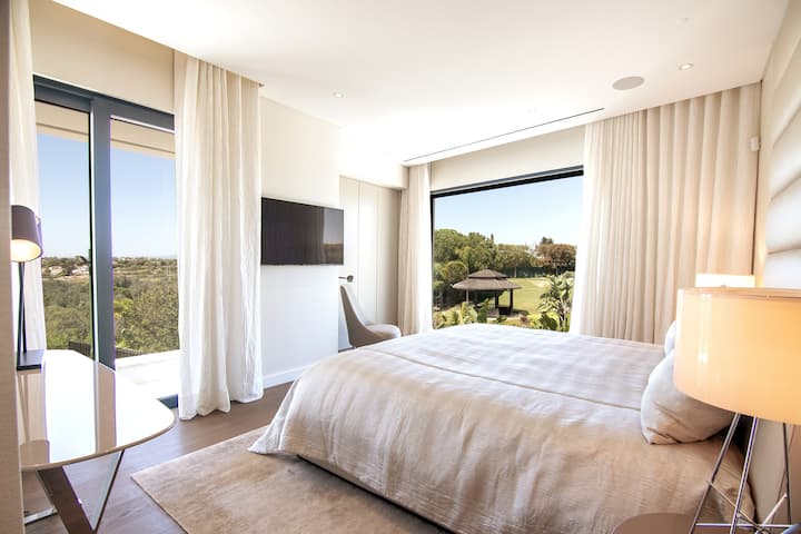 Მთავარი აპარტამენტი

152 × 203 სმ სიმაღლის საწოლი სააბაზანოთი საშხაპით