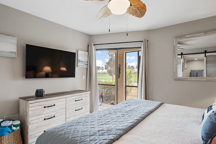 חדר שינה ראשי עם טלוויזיה עם מסך שטוח גדול