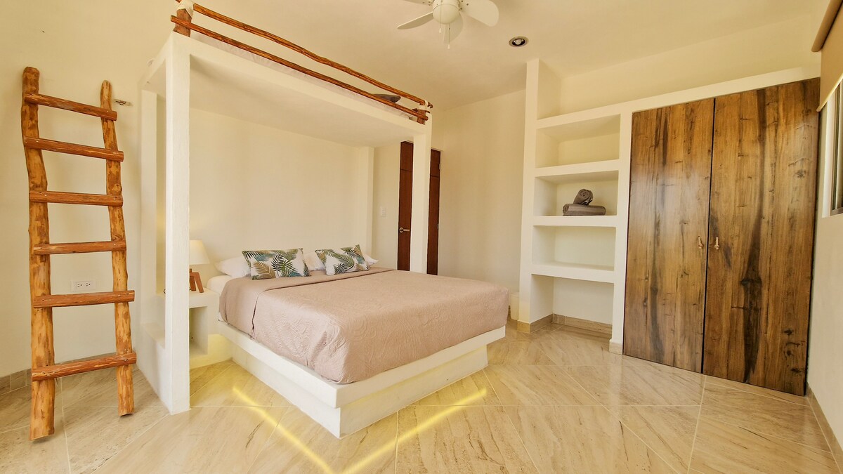 เครื่องปรับอากาศพัดลมเพดานและห้องตู้เสื้อผ้า