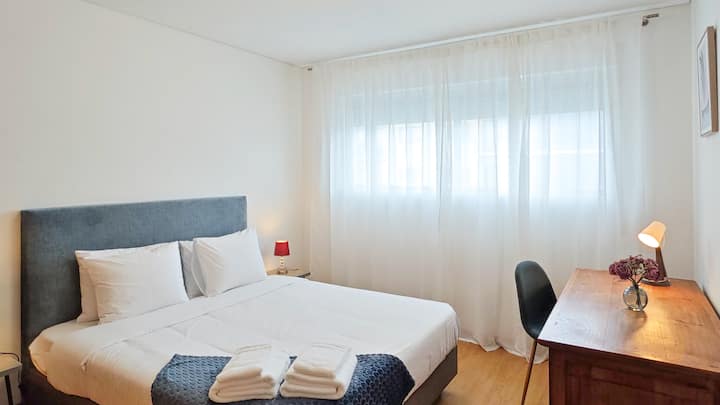 ห้องนอน - ตู้เสื้อผ้าและโต๊ะทำงาน