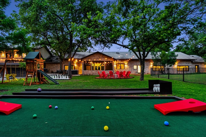 Near Downtown~Pool on 2 Acres~Pickleball~Sleeps 22