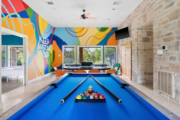 Near Downtown~Pool on 2 Acres~Pickleball~Sleeps 22