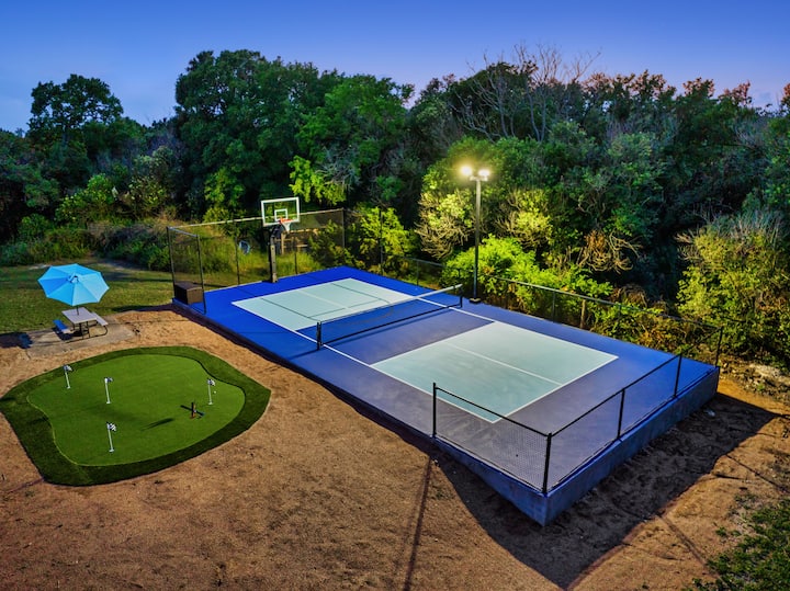 Near Downtown~Pool on 2 Acres~Pickleball~Sleeps 22
