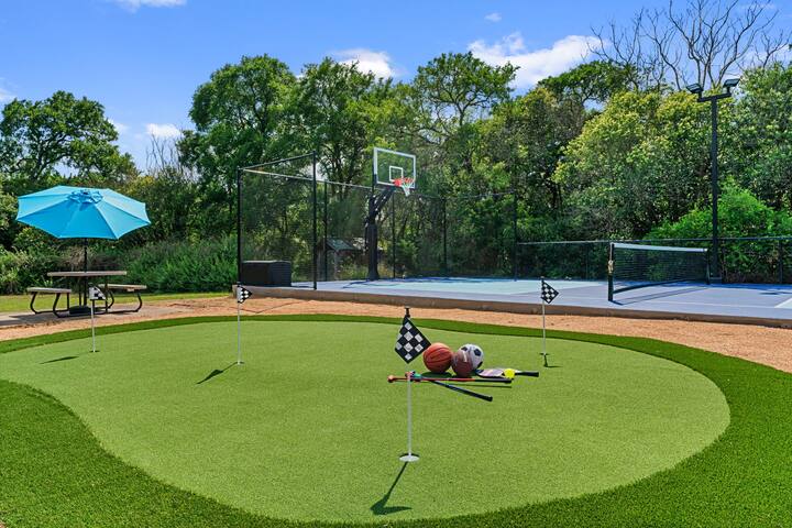 Near Downtown~Pool on 2 Acres~Pickleball~Sleeps 22 gallery image 5