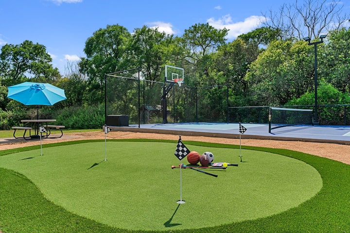 Near Downtown~Pool on 2 Acres~Pickleball~Sleeps 22
