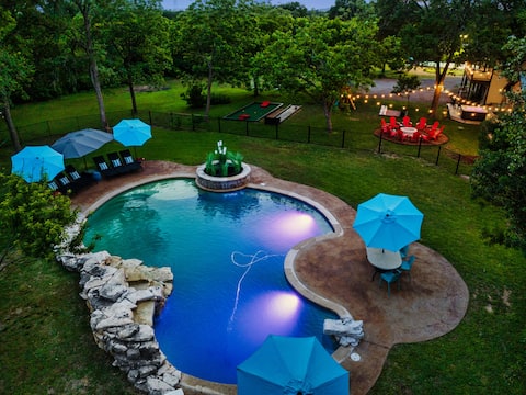 Near Downtown~Pool on 2 Acres~Pickleball~Sleeps 22