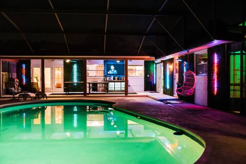 * Beautiful Lakehouse with Pool and Movie Theater*