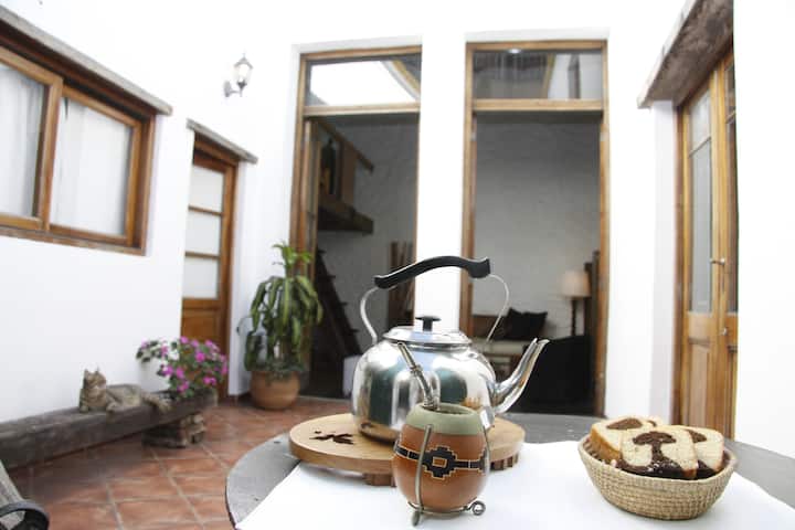 Apartamento histórico reformado com pátio interno em San Telmo