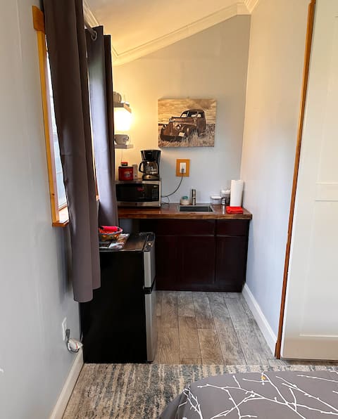 Popular Airbnb listing: King-bed cabin near wineries, distillery in Hye TX in Austin Suburbs