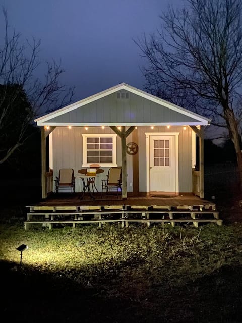 King-bed cabin near wineries, distillery in Hye TX