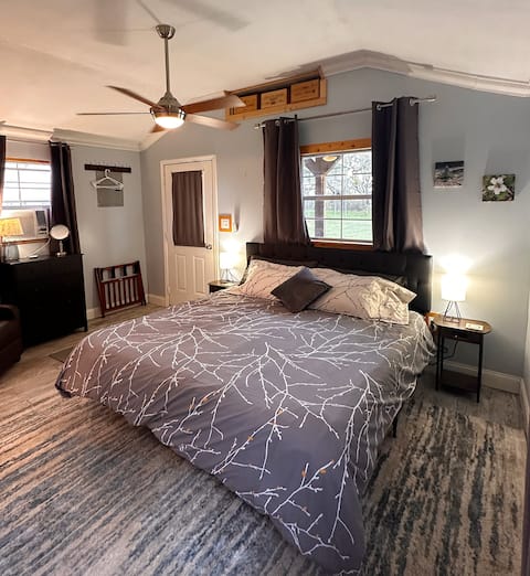 King-bed cabin near wineries, distillery in Hye TX