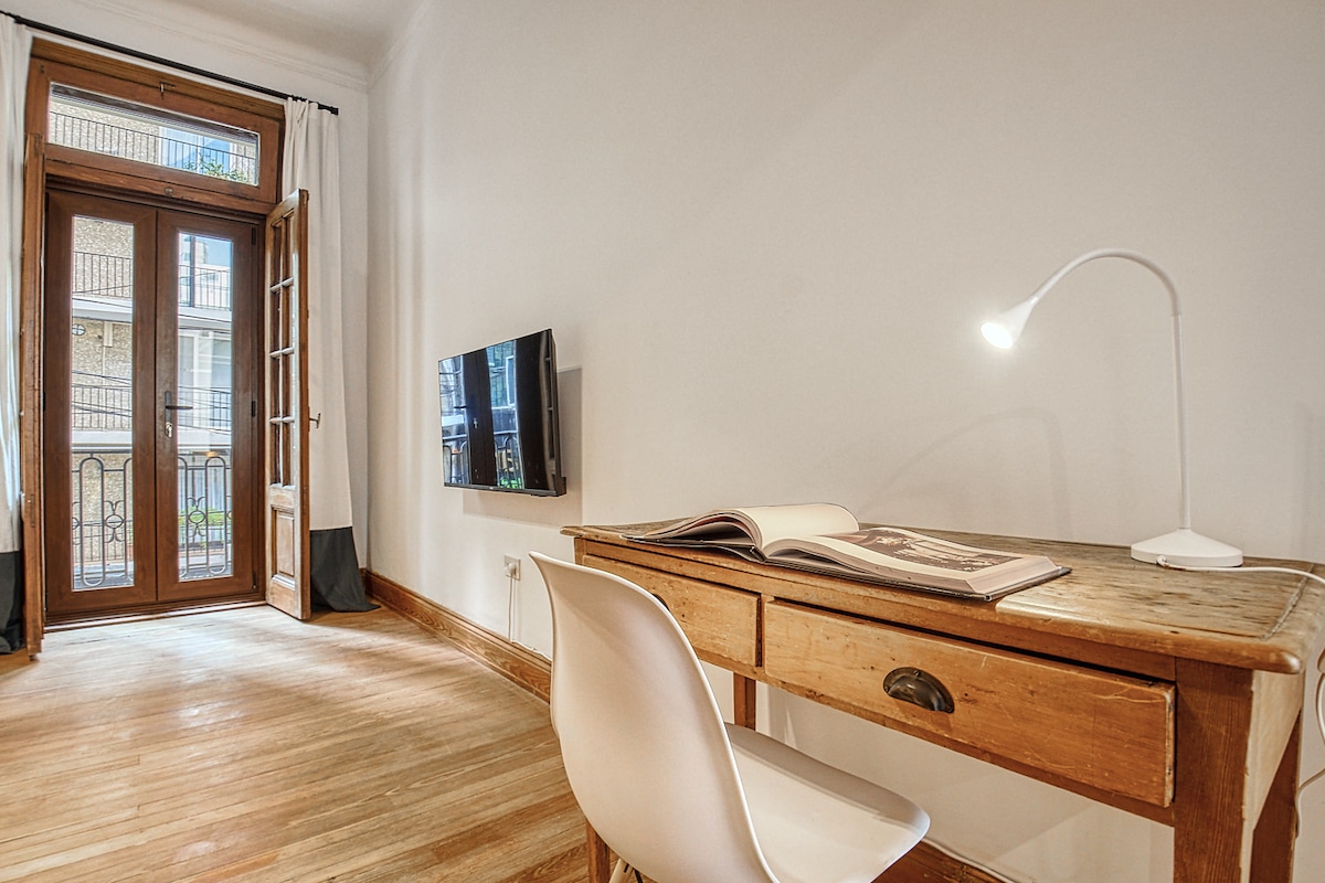 Photos show a real desk or work surface and a usable chair.