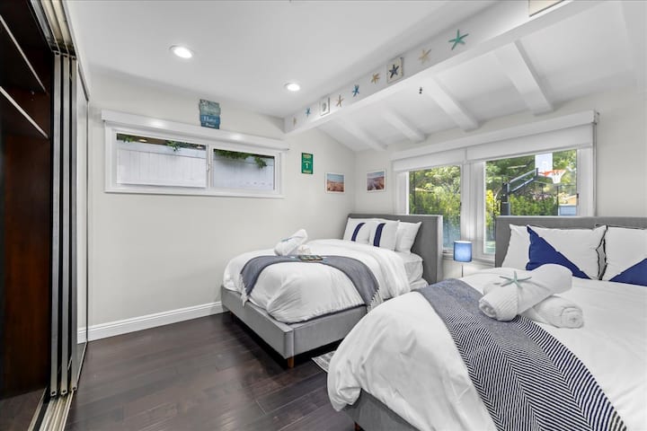 Dvojitá spálňa v plnej veľkosti so šatníkom a televízorom