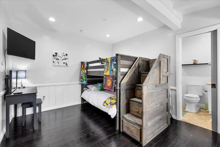 Dvojitá poschodová posteľ, televízor, písací stôl, vlastná kúpeľňa,  súkromné dvere na dvor, pre 5 osôb. Vlastná izba s vlastným vchodom