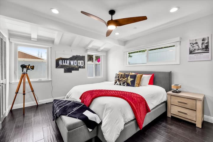 Hlavná spálňa s úplne novou manželskou posteľou King, šatníkom, ventilátorom, televízorom, písacím stolom a vlastnou kúpeľňou. 