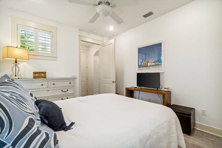 Chumba cha kulala cha kujitegemea cha ghorofa ya 1 kilicho na kitanda aina ya Queen