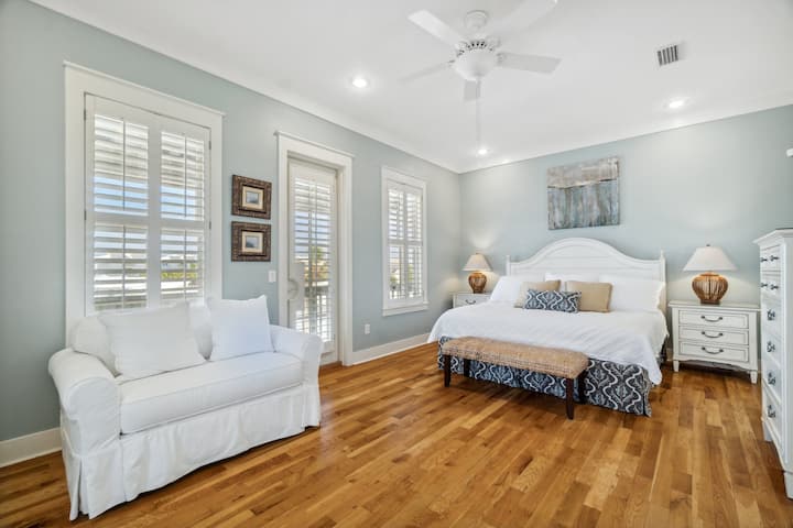 Chumba cha kulala cha Ghorofa ya 3 kilicho na Kitanda cha King na Kiti cha Upendo