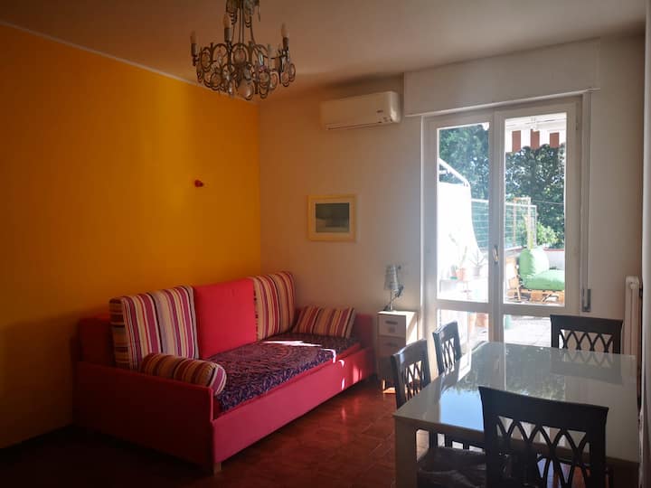 Всекидневна - разтегателен диван 1 (квадратен метър и половина, възглавниците са свалени)