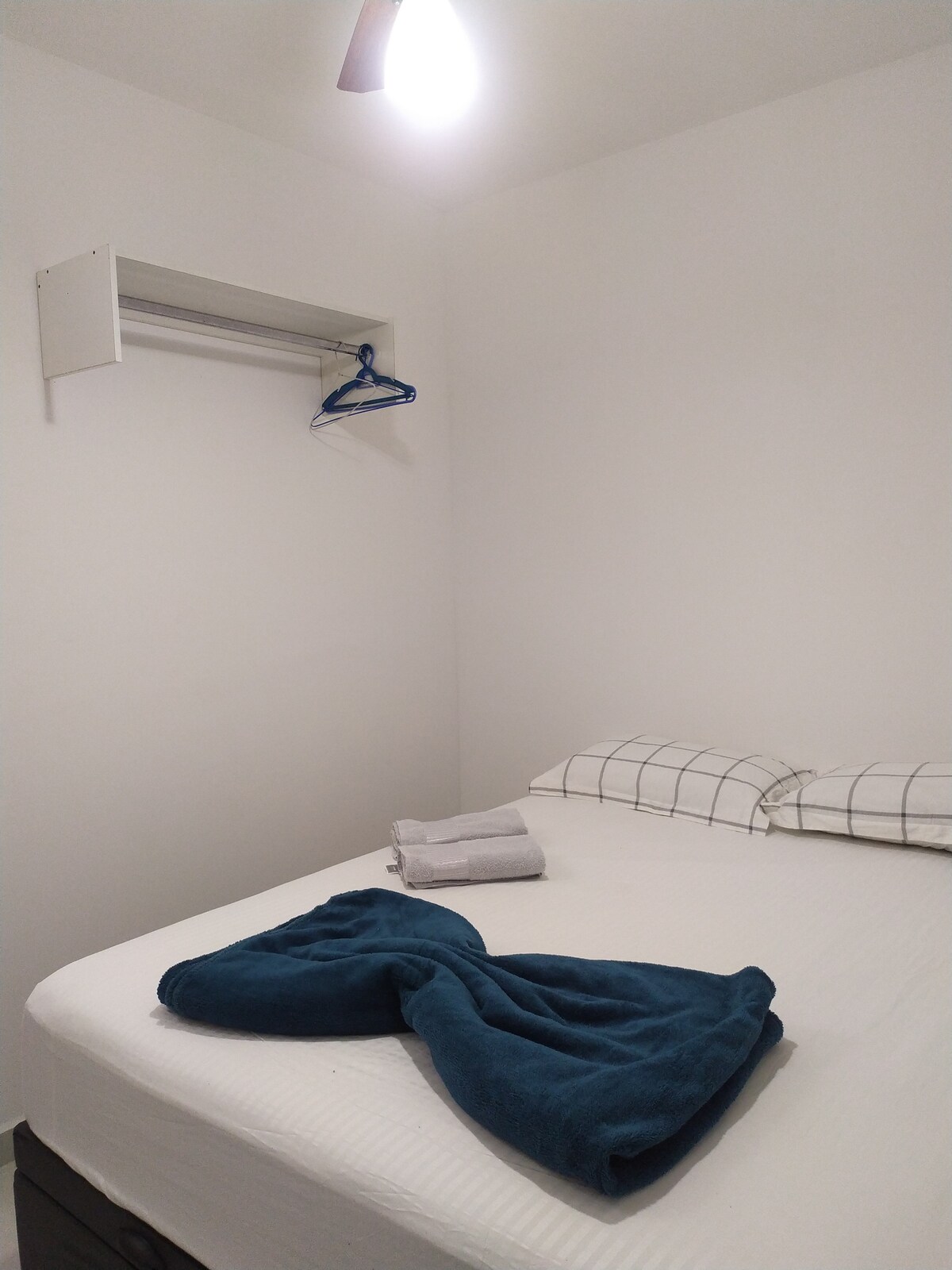 Chumba cha 1 queen bed macaw kinaning 'inia na viango