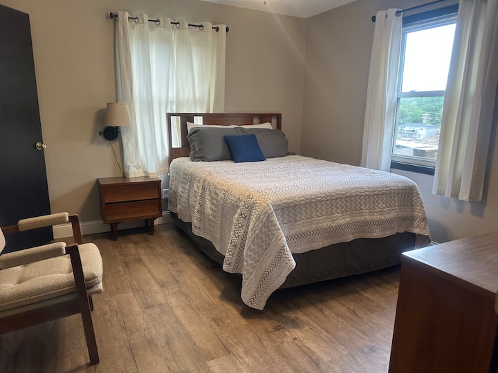 Chumba cha pili cha kulala kina kitanda kingine chenye starehe chenye mwonekano wa ziwa wa kufurahia.