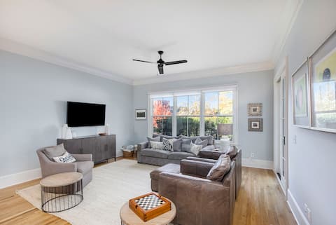 Top Airbnb: New Luxury Elizabeth Townhouse 1 mi from Uptown in Elizabeth