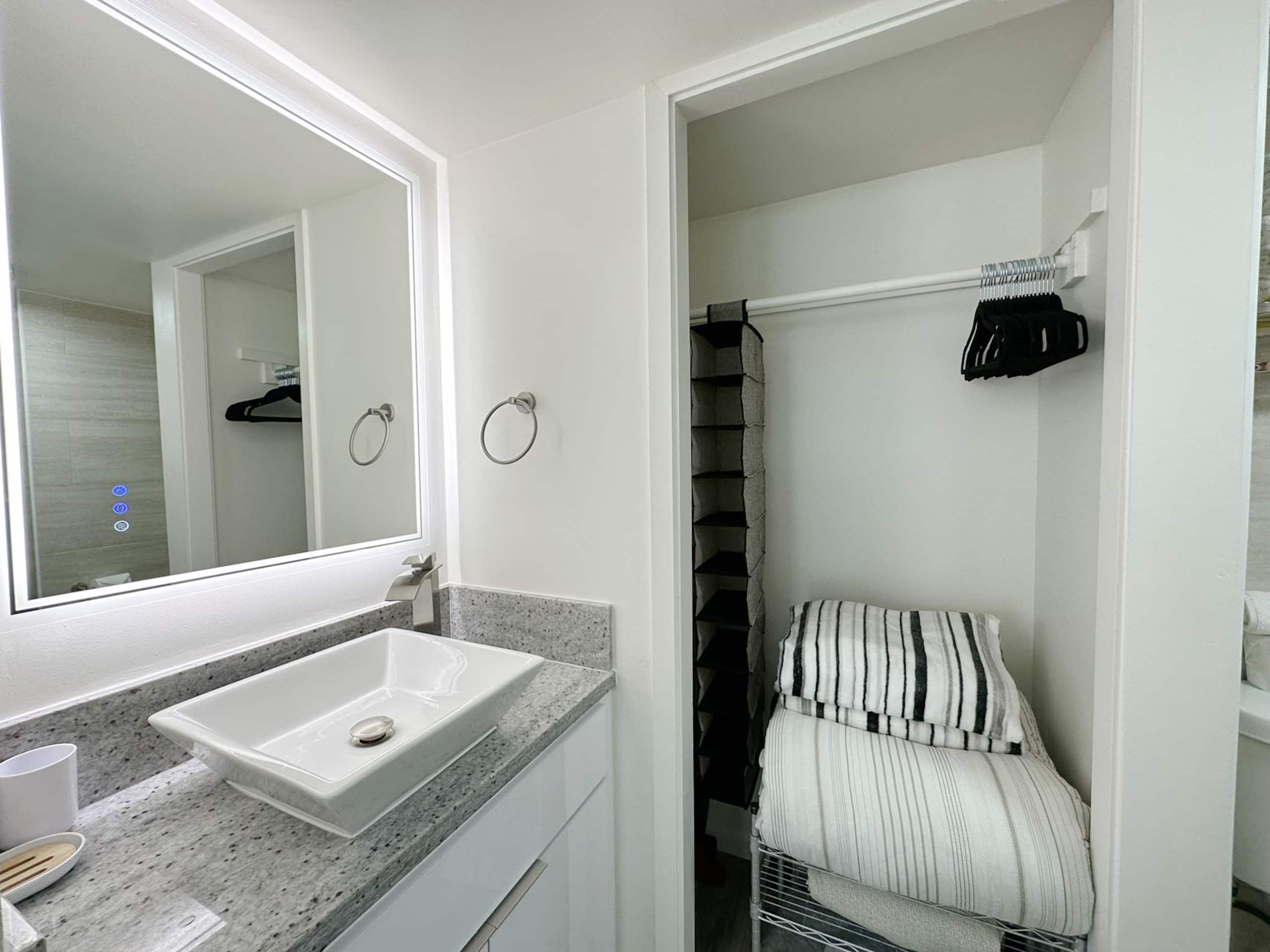 Condo in Honolulu · ★4.76 · Studio · 2 beds · 1 bath - Image 14