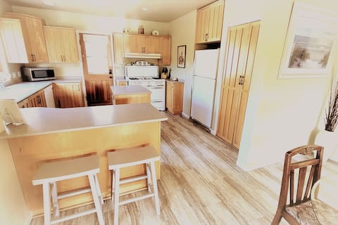 Successful Airbnb property: Gardens By the Sea- - walk to beach access in Santa Barbara