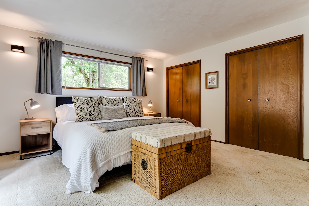 A king-sized bed, an en suite, newly remodeled bathroom and plenty of closet space are some of the features of the primary bedroom. The room also includes a sliding glass door which provides access to the quiet patio and  private back yard.