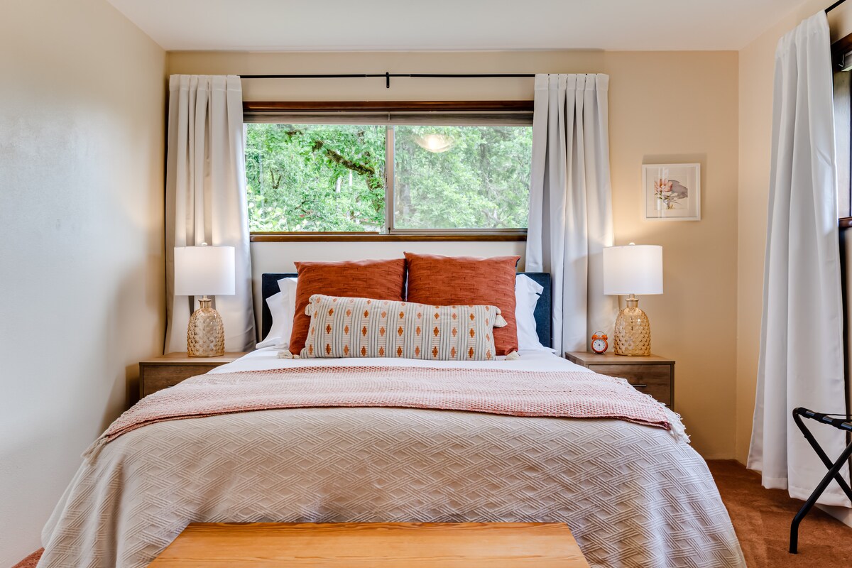 In addition to the king sized bed in the primary bedroom, two other bedrooms include queen size beds. There is also a full sized futon in the office/sun room. 