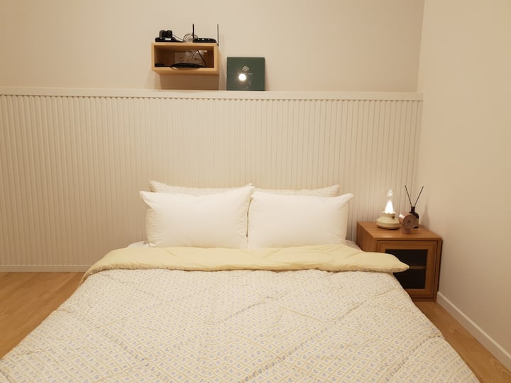 房客可以欣赏树木的床上用品。
房源干净整洁。
对于杆树，第一个是干净，第二个是干净的！ ！
我们会自行清洗和烘干。