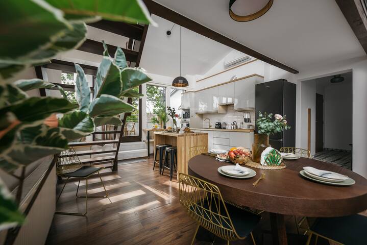 Luxury Haven: 3BR Penthouse, 3Bath, Hot Tub & Roof gallery image 2