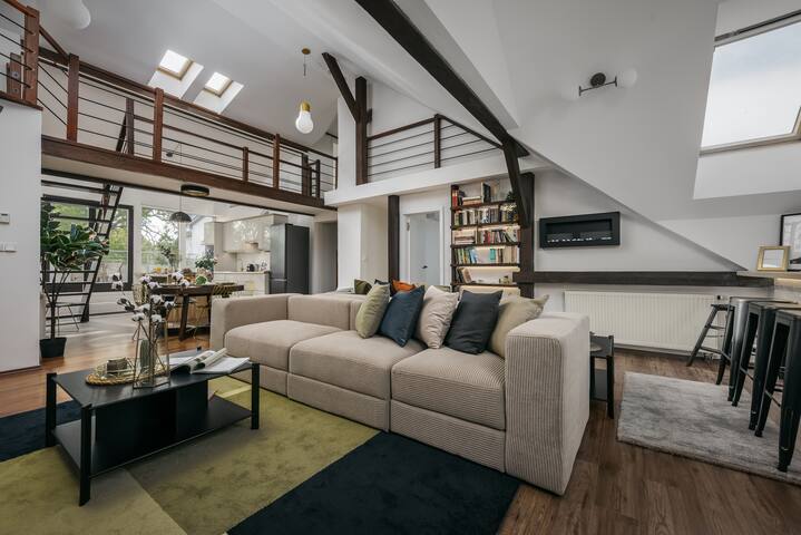 Luxury Haven: 3BR Penthouse, 3Bath, Hot Tub & Roof