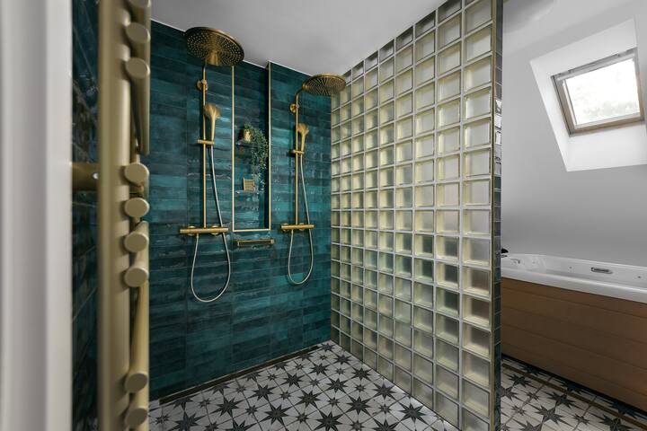 Luxury Haven: 3BR Penthouse, 3Bath, Hot Tub & Roof gallery image 4