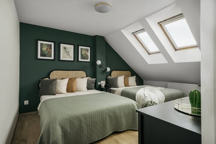 Luxury Haven: 3BR Penthouse, 3Bath, Hot Tub & Roof gallery image 3