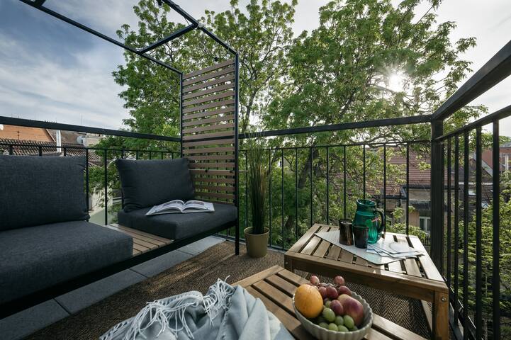 Luxury Haven: 3BR Penthouse, 3Bath, Hot Tub & Roof gallery image 5